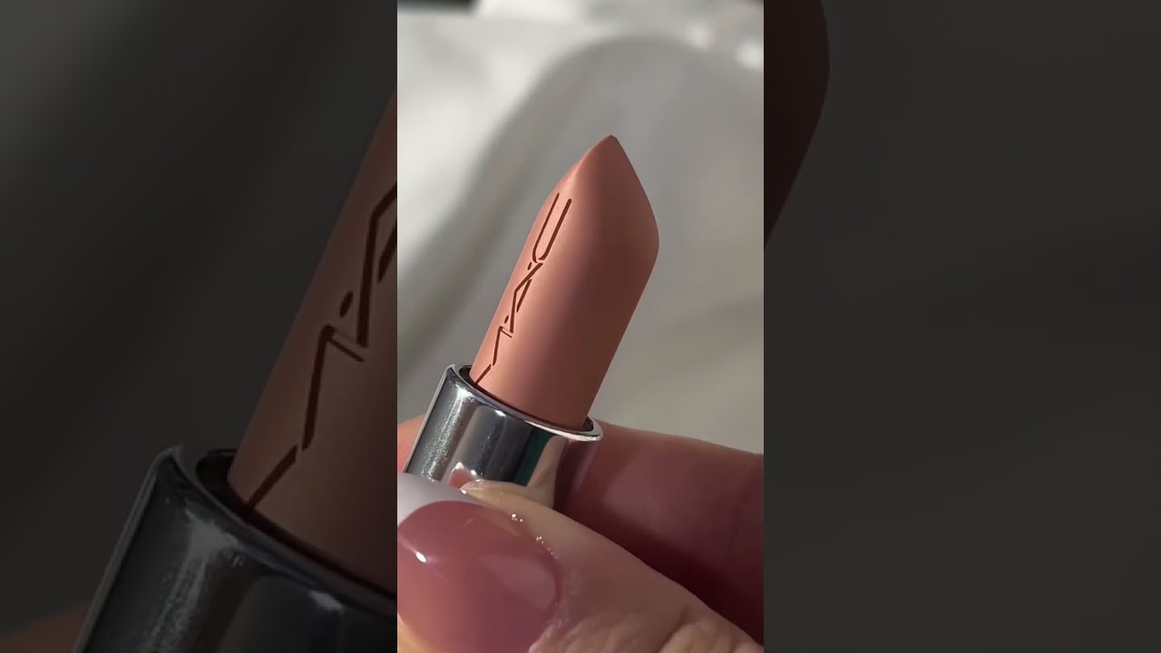 Swatching CRÈME D'NUDE M·A·Cximal Sleek Satin Lipstick