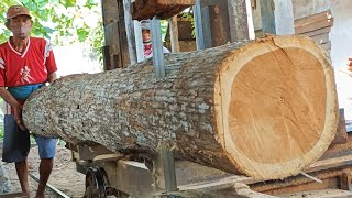 The process of making a 7x14cm beam using a band saw machine which is very sharp and precise