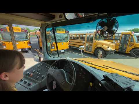 Video: Kiek vietų yra „Bluebird“mokykliniame autobuse?