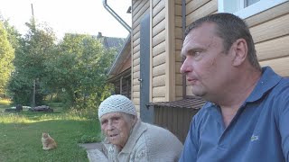 картинка: Старейшая бабушка в деревне. Жизнь в деревенской глубинке. Уютная деревня куда хочется вернуться.