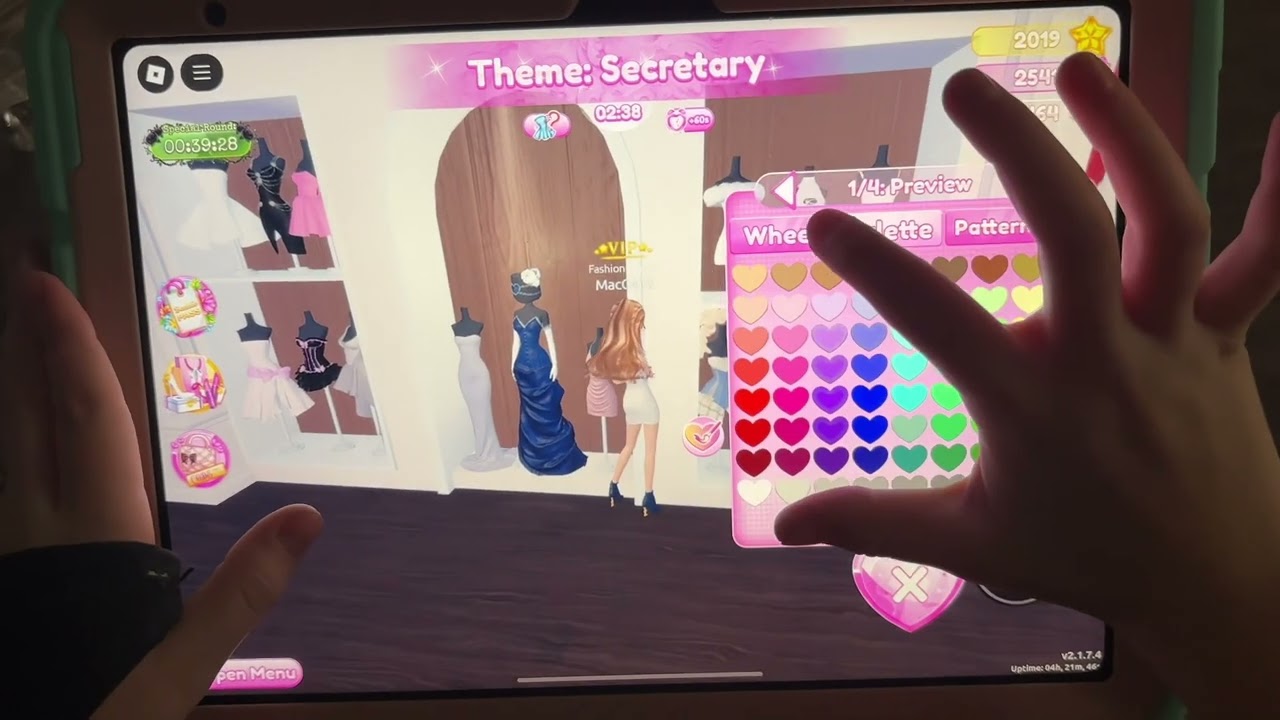 Mac plays Dress to impress - secret room