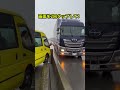 交通崩壊。雨の窄路で起きた大型車両同士のデッドロック現場。🚌🚛 #ai