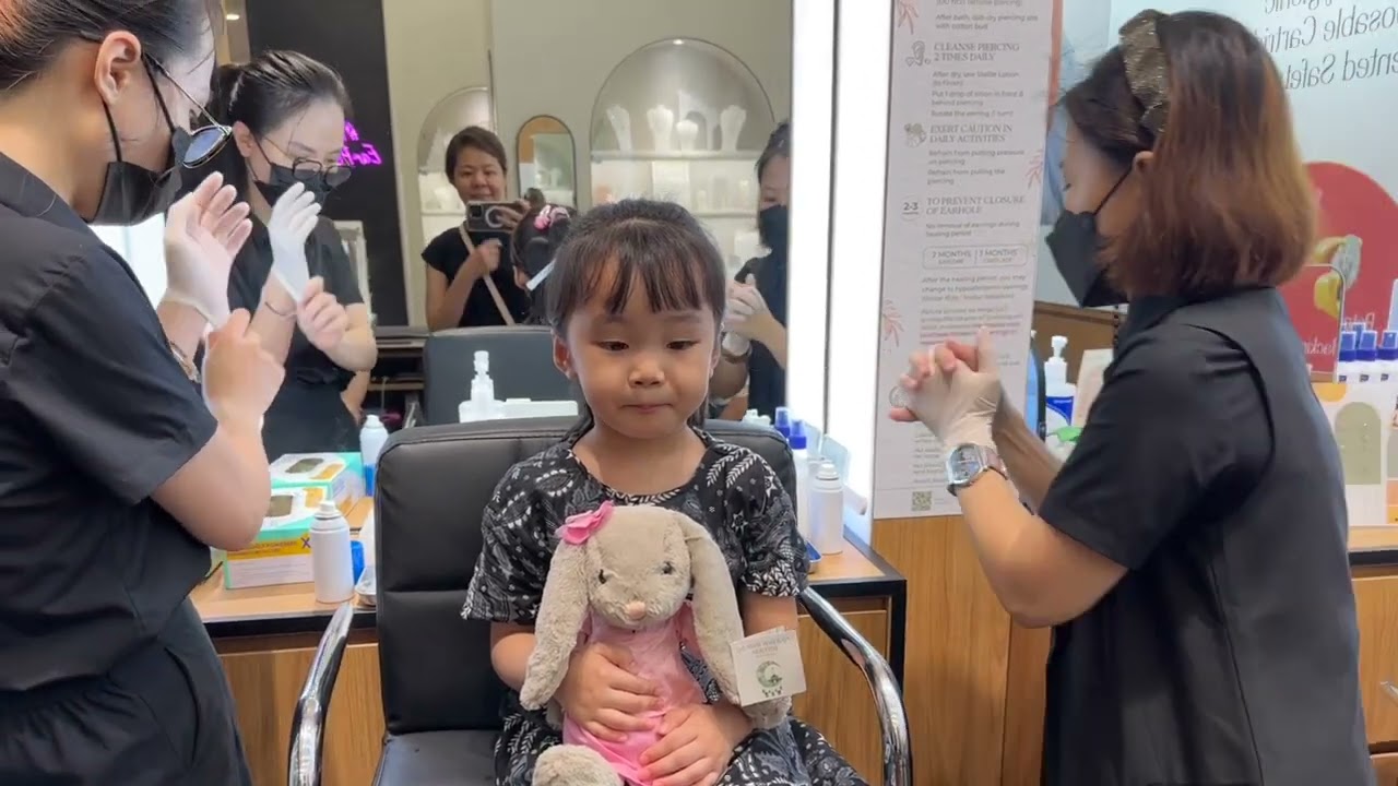 四岁小孩打耳洞 Z-Quinz Ear Piercing