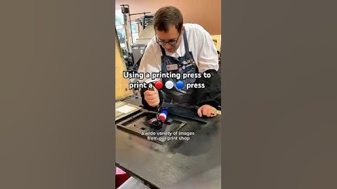 Een afbeelding van een 🔴 ⚪️ 🔵 drukpers afdrukken met een drukpers