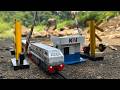 unboxing miniatur palang pintu kereta dan merakit kereta api cc 203 wnb membawa gerbong panjang