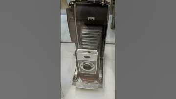 Polaroid 1960-1963 vintage Land camera 900 electric eye