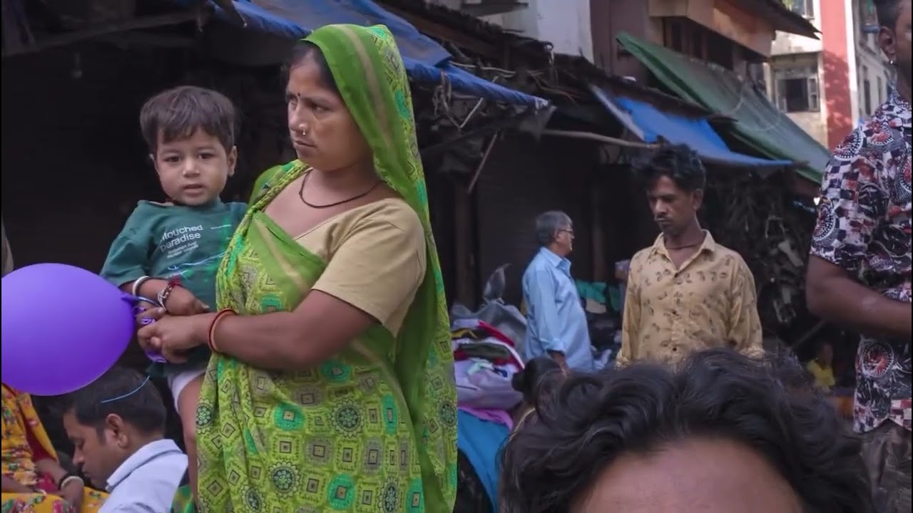 Leica Ambassador Vineet Vohra moves through the streets of Mumbai.