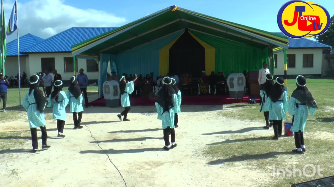 IANGALIE NYIMBO ILIO JAA MAUDHUI MAZURI KWE UFUNGUZI WA SKULI YA UTAANI