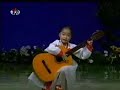 VnExpress C b Triu Tin gy n guitar siu ng Co be Trieu Tien gay dan guitar sieu dang