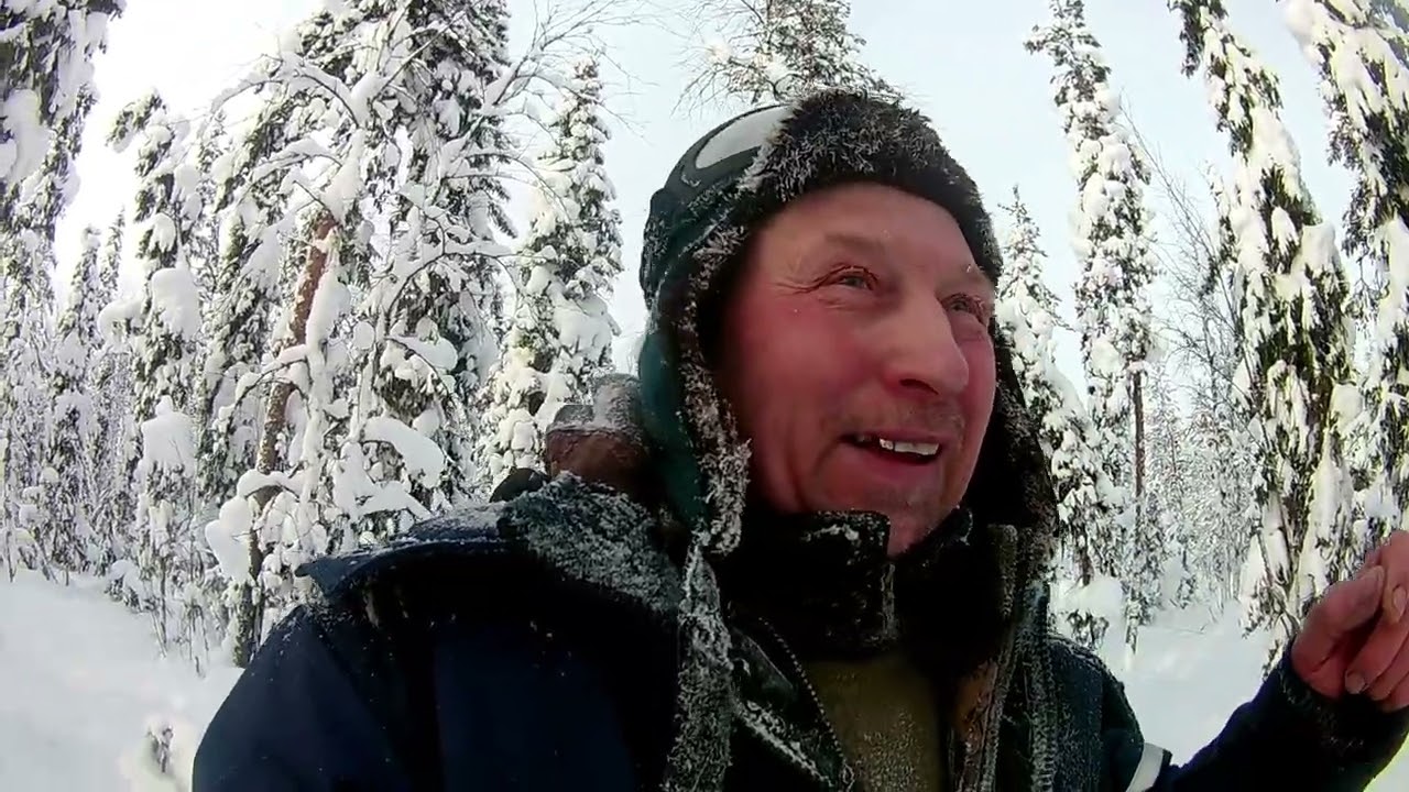 Снял капканы с путика,заехал в избу попить чайку.