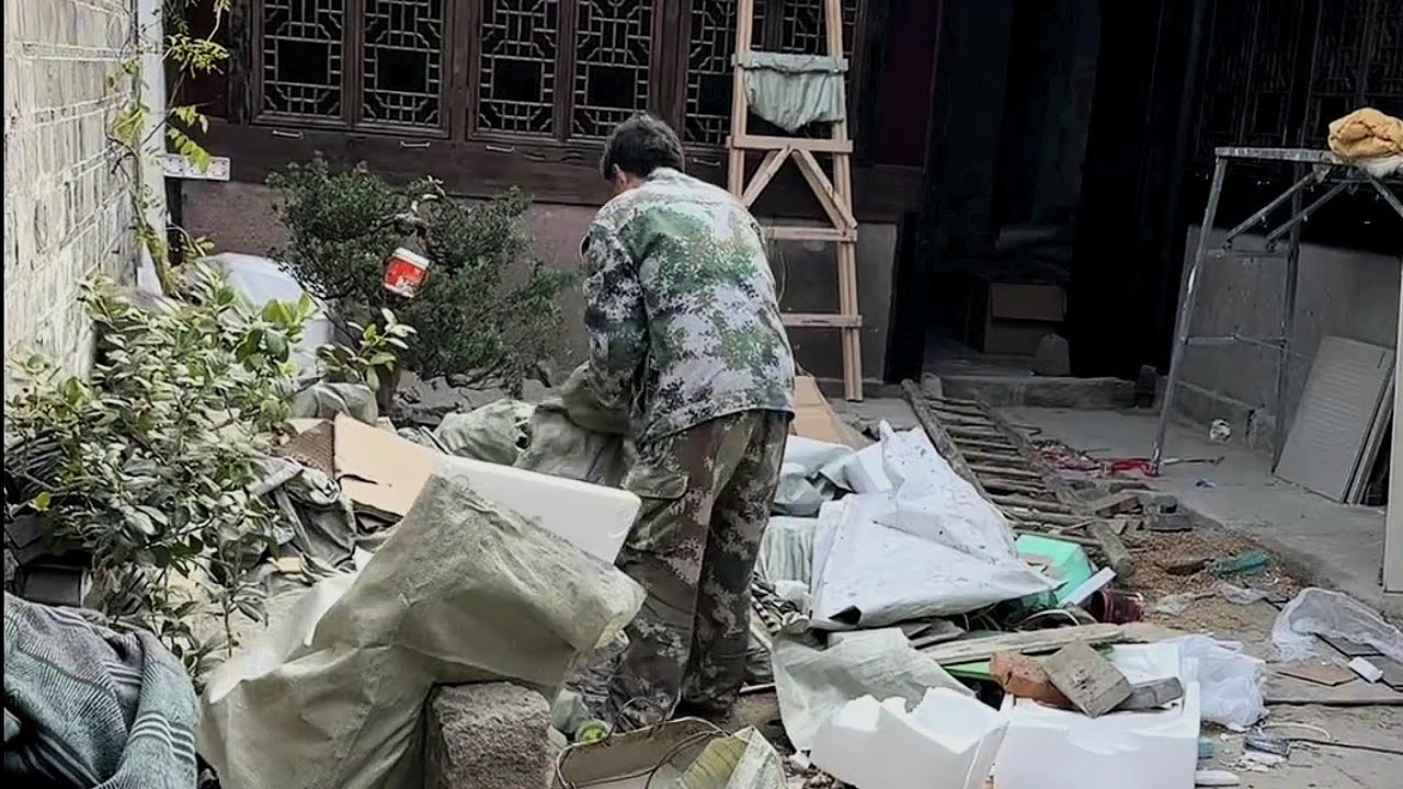Renovating an ancient Chinese-style house abandoned for many years