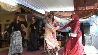 Mau dangdutan nenek ini malah silat di panggung keren #2020