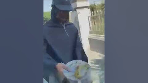 Người Mặc Áo Đen Đi Xin Tiền