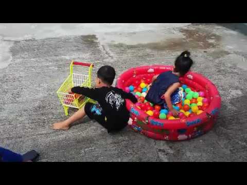 Mandi Bola Bermain Mainan di Halaman Rumah Video Lucu anak