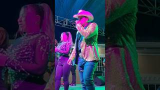 Las hermosas bailarinas campiranas.