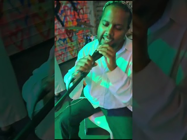 שרק תחייך. קאבר. מתוך. הופעה