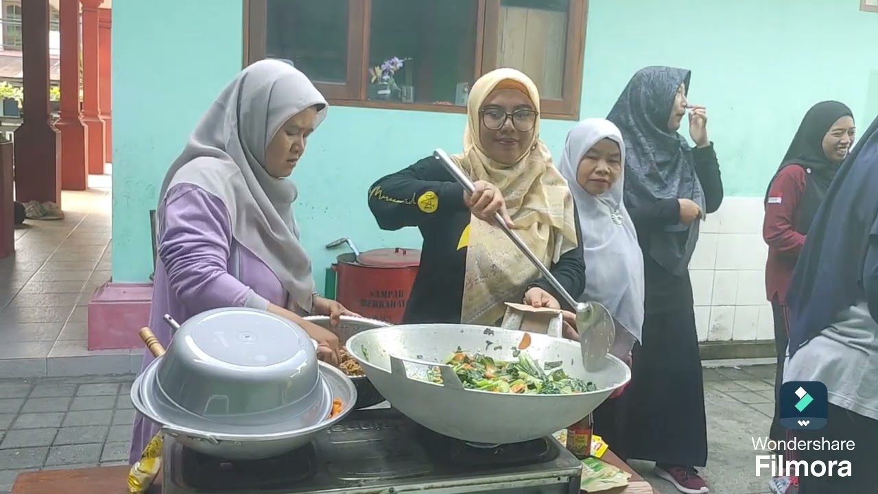Proses memasak sayur hijau dan Sarapan bersama yang sehat dan bergizi Siswa-Siswi MIN 1 KARANGASEM