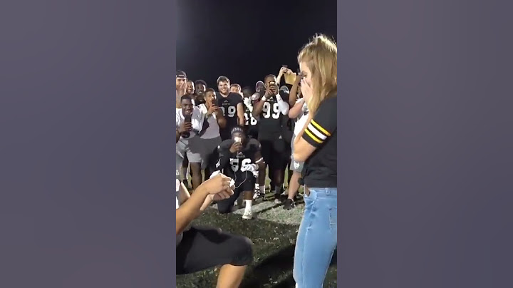 This football player proposed to his girlfriend in front of his teammates ❤️👏