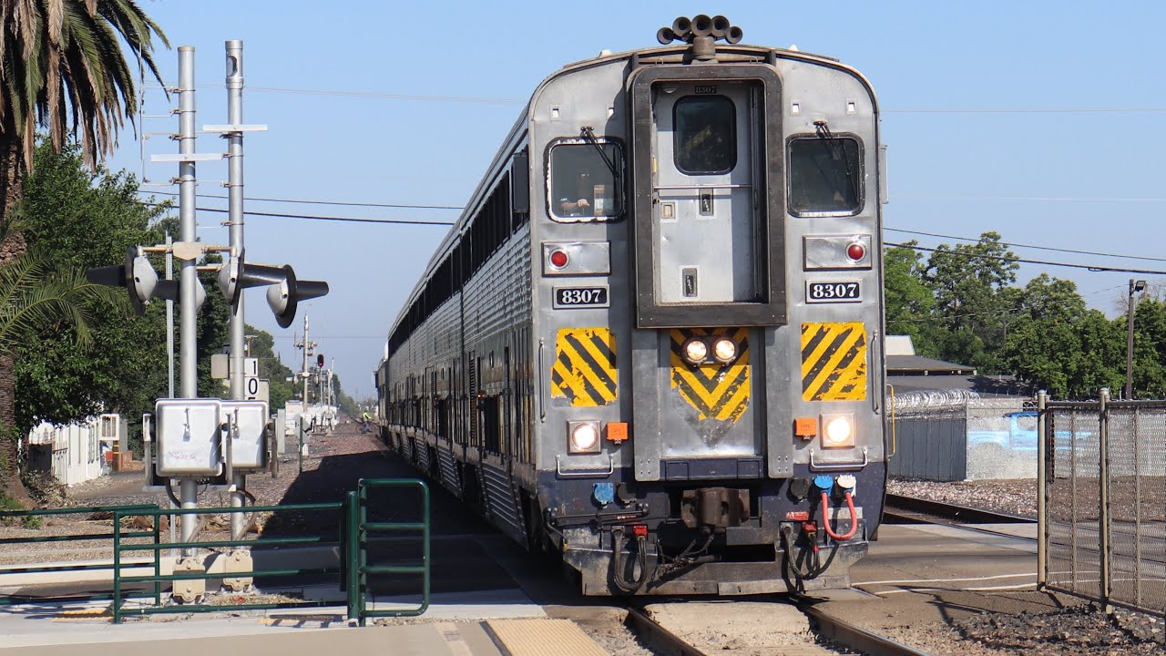 Amtrak San Joaquin’s train 702 at Merced CA - YouTube