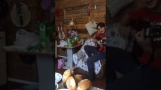 Хорошо поет песню " Медлячок что бы ты заплакала" Хорошо поет песню " Медлячок что бы ты заплакала"