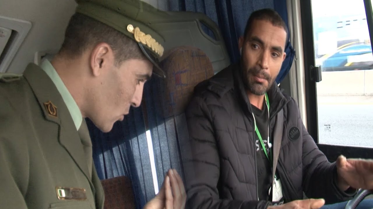 شاهدوا ماذا دار بين "سائق حافلة" و "دركي" في الطريق السيار شرق غرب؟!