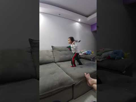 Ana tentando aprender ginástica