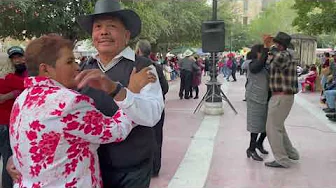 Plaza de Armas.  Domingo de baile.  Bonito y sabroso