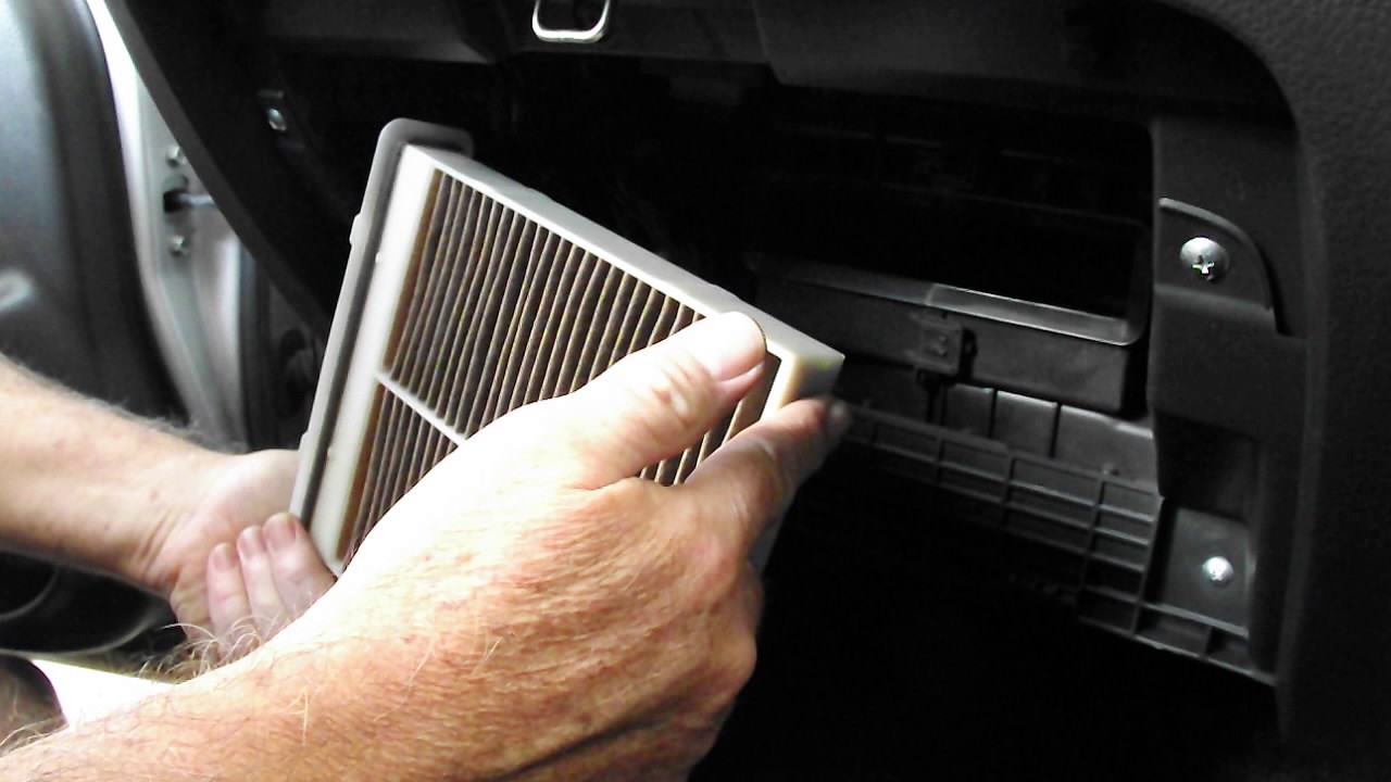 Removal of glovebox and replacing the cabin pollen filter 