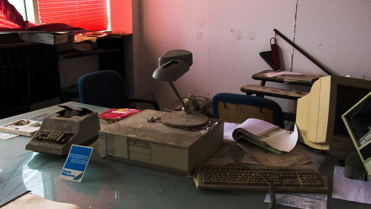 Uffici abbandonati e bambole inquietanti