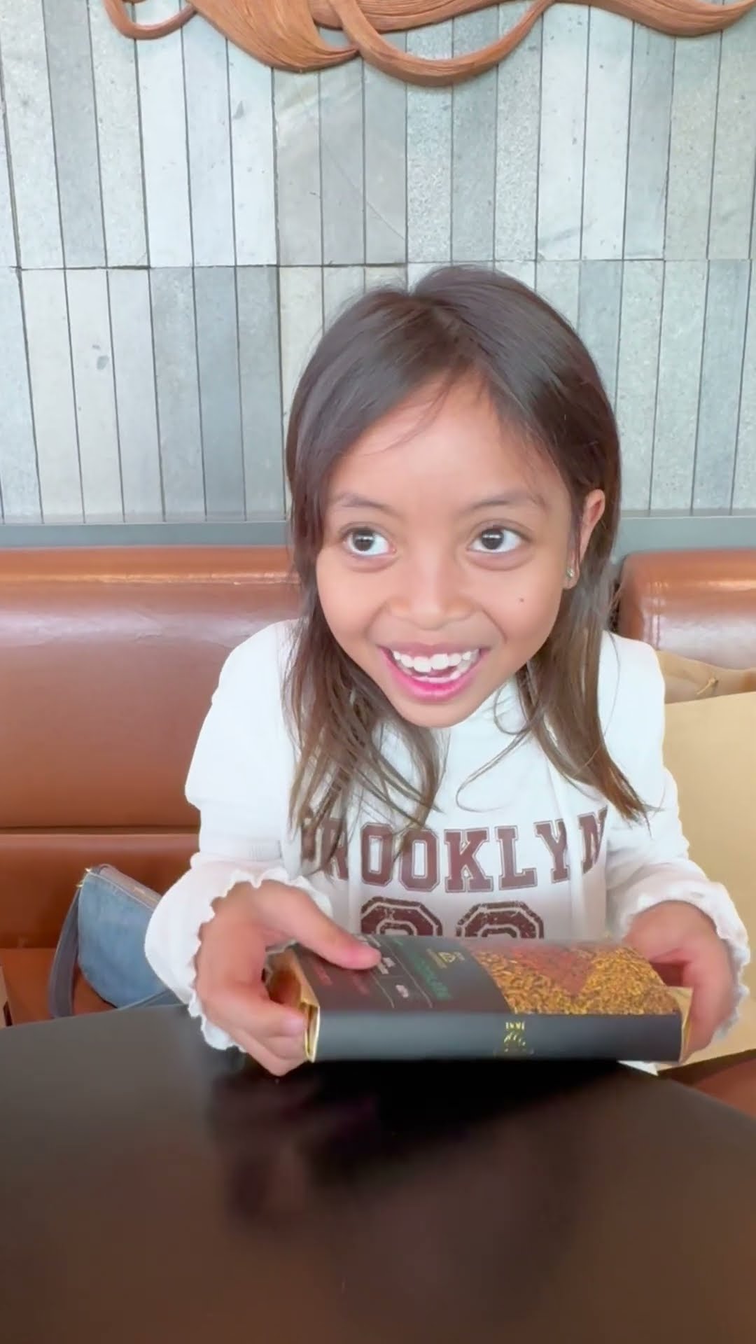 REAKSI LEIKA PERTAMA KALI COBAIN COKLAT DUBAI VIRAL #leika #shorts