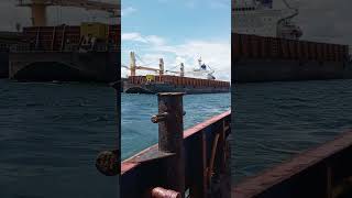 Tongkang Batubara lepas sandar dari kapal besar