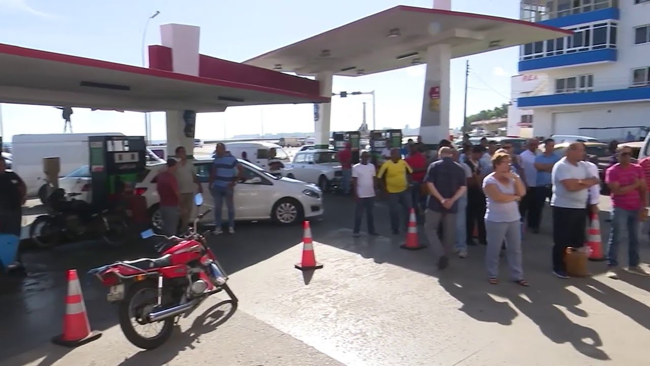 Drivers in Havana wait in long lines for gas