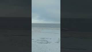 Tur aiz mākoņiem ir jūra.