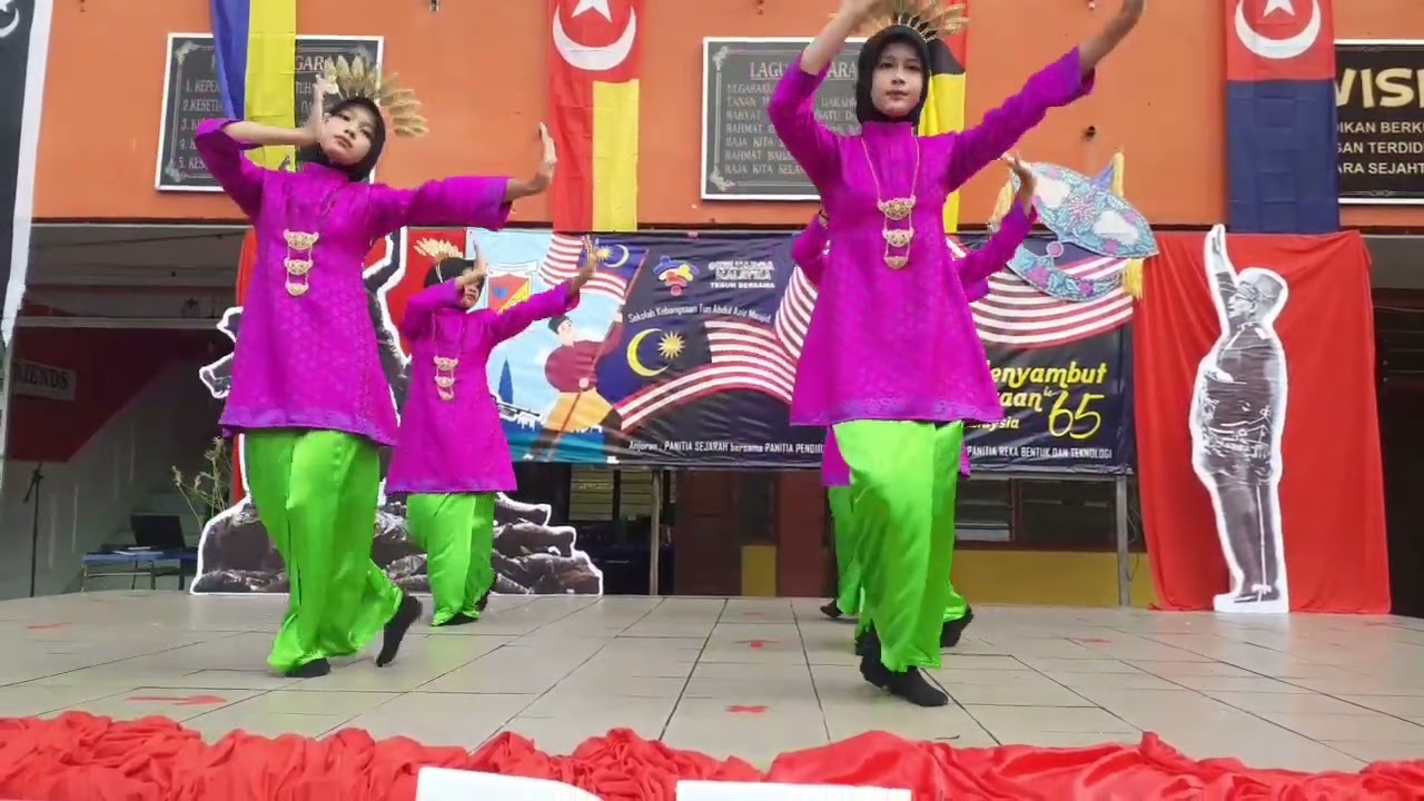 Persembahan Tarian Sirih Pinang oleh Kumpulan Gemalai Tari SKTAAM