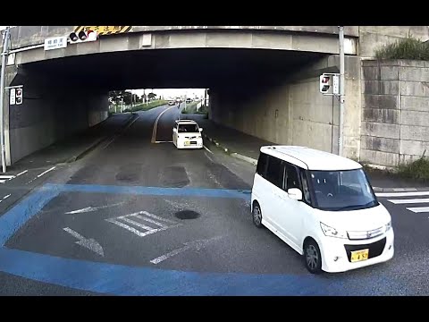 右折渋滞が減らない理由！黄色信号でも止まらない！赤でも突っ込んでくるDQN！