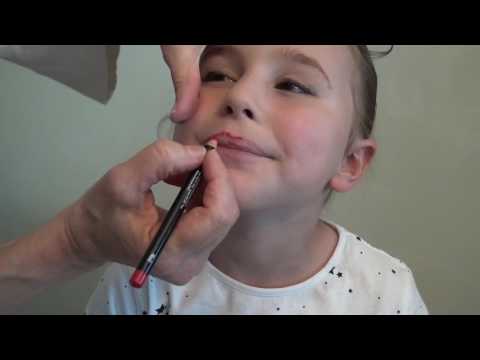 Vidéo: Comment faire du maquillage de scène sur les enfants : 11 étapes (avec photos)