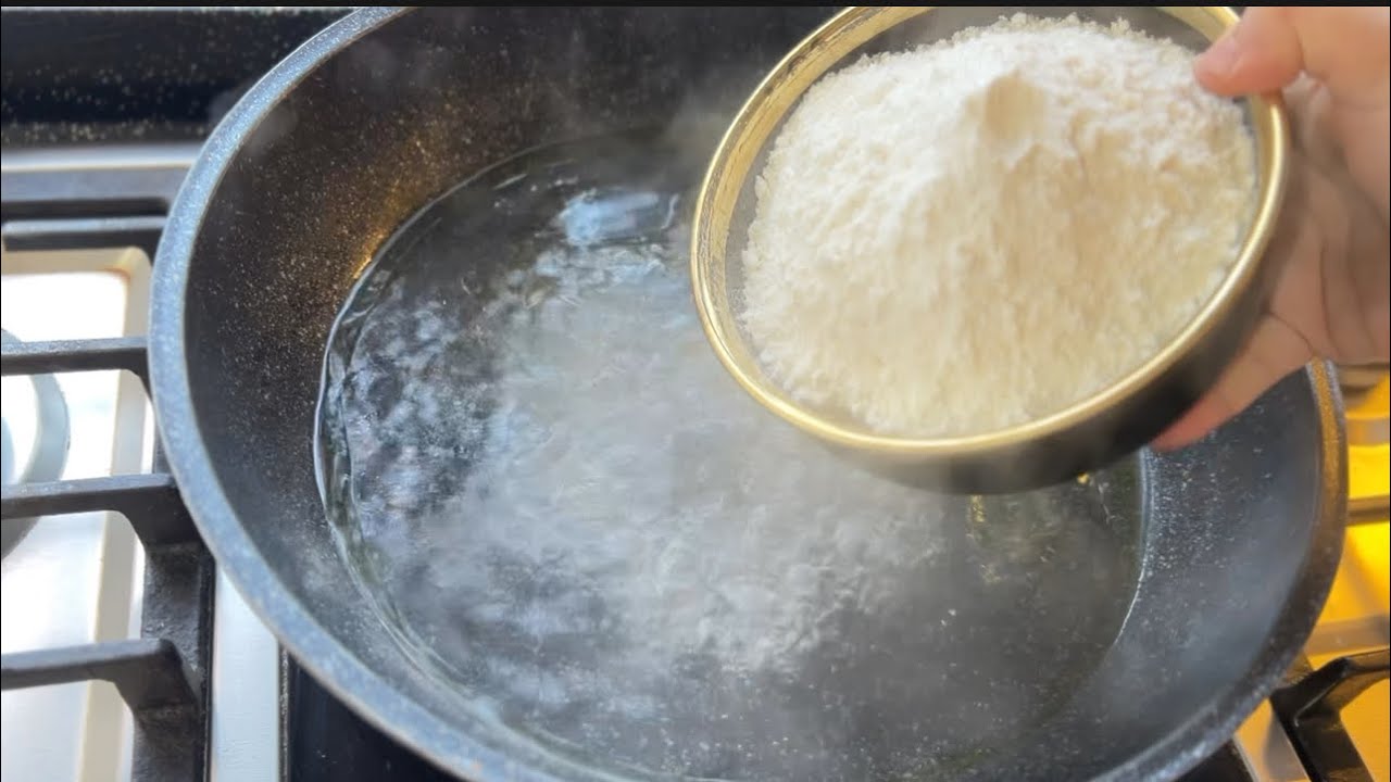 ‏ضيف الطحين على الماء المغلي والله وجبة عشاء ‏تنفع اللي عندهم مدارس موظفات ￼