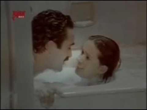 Müjde Ar banyoda taciz - Aile Kadını 1983