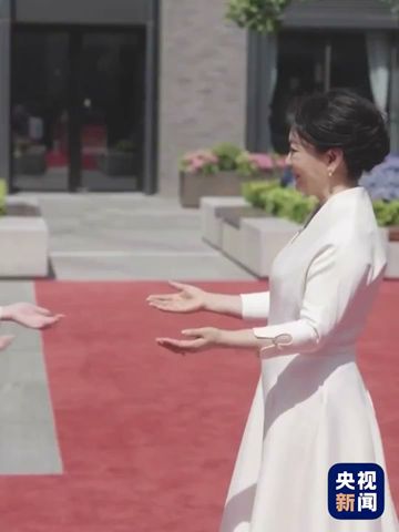 彭丽媛同出席中国—中亚峰会外方领导人夫人参观西安易俗社 | CCTV