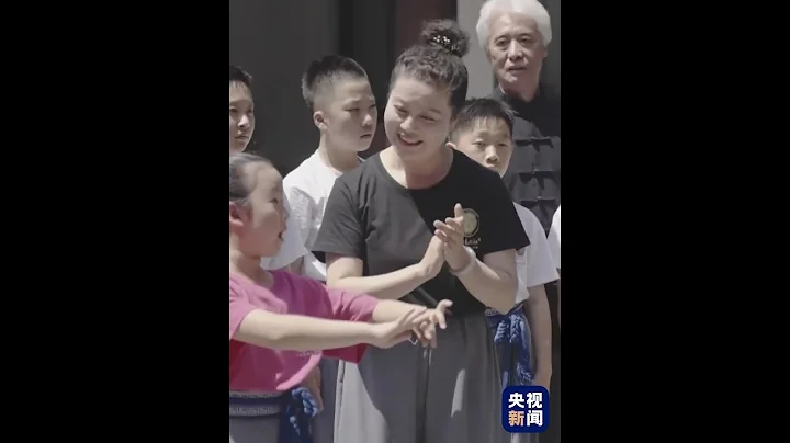 彭麗媛同出席中國—中亞峰會外方領導人夫人參觀西安易俗社 | CCTV - 天天要聞