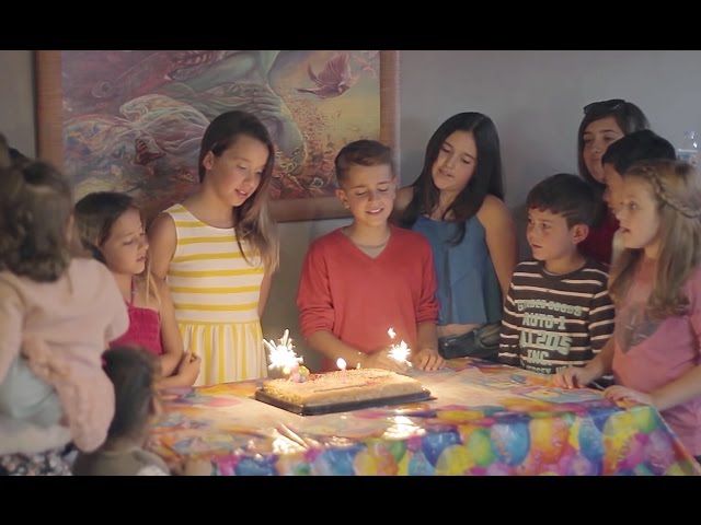 Cumpleaños Feliz - Adexe ft. Ariann (Videoclip Oficial) class=