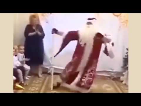 танцующий дед мороз на утреннике в детском саду. дед мороз отжигает в садике. дед мороз отжигает в детском. дед мороз перетанцевал детей на утреннике. дед мороз жжет на утреннике в детском саду.