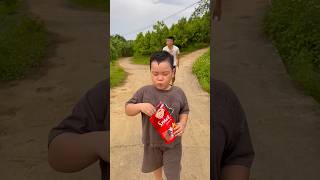 Cậu bé tốt bụng ăn👍👍👍 ly kem socola, ớt cay, tương ớt sự kết hợp hoàn hảo #shorts#2388. Cậu bé tốt bụng ăn👍👍👍 ly kem socola, ớt cay, tương ớt sự kết hợp hoàn hảo #shorts#2388.