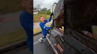 Next level garbage truck worker 🗑️😲                            🎥: Instagram / foguetinho_051
