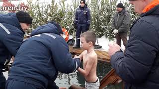 В Оренбурге на Крещение в проруби купались и взрослые, и дети