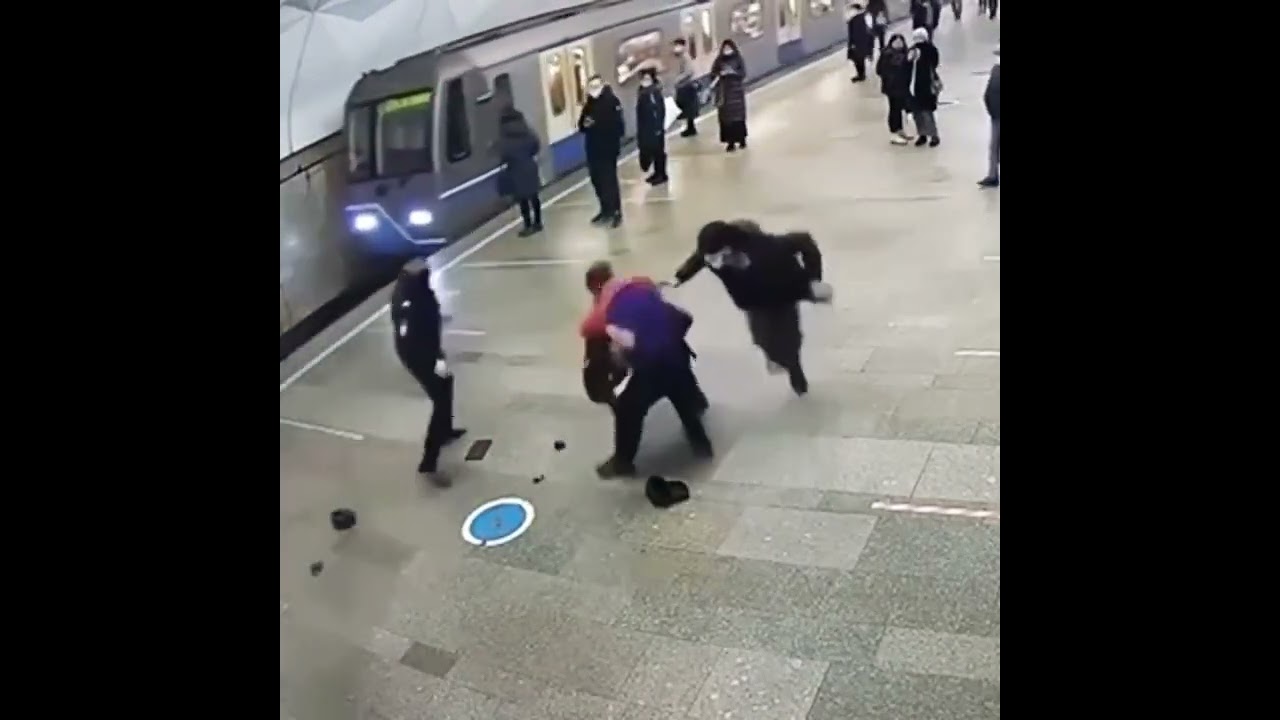 Метро Москвы Тульская избил полицию. Инцидент на Тульской станции метро. Нападения на полицейского в метро 22 февраля 2023.