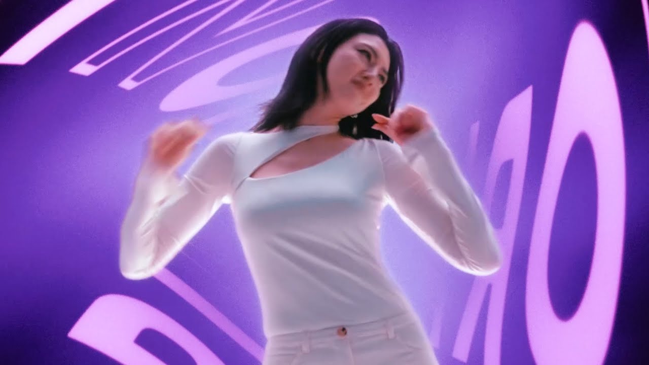 三吉彩花、激しいダンスで踊り狂う！圧巻の9頭身スタイルで“のりのりダンス”を披露　湖池屋ストロング新TVCM「のりのりのりダンス」篇＆メイキング