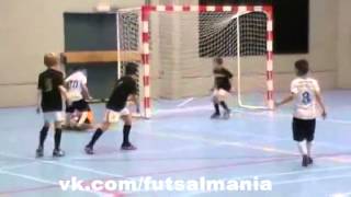 Юный талант - футзал мини-футбол futsal skills goal tricks(Больше интересных фото и видео о футболе, футзале и пляжном футболе вы найдете в нашей группе - vk.com/futsalmania..., 2014-10-05T11:53:17.000Z)