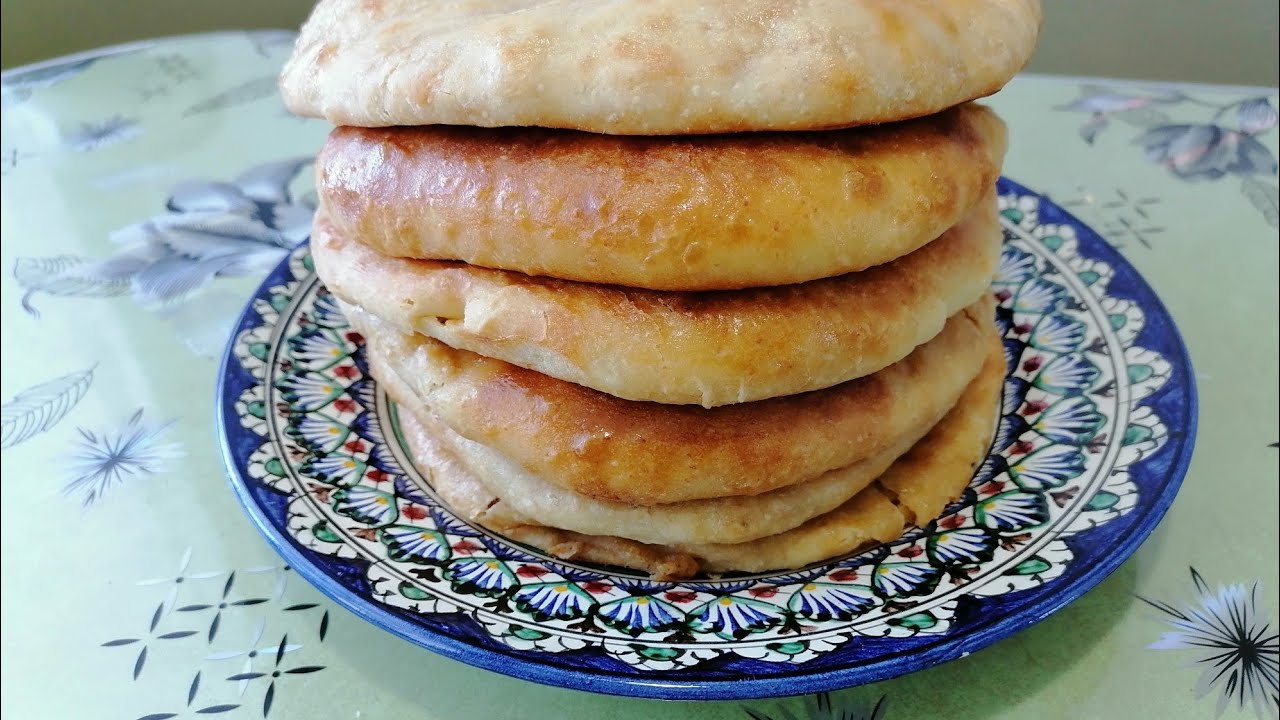 сырные лепёшки на кефире. лепешкас сиром и картошкой. осетинские лепешки на кефире. хычины кабардино-балкарские. ольга лунгу осетинские лепешки.