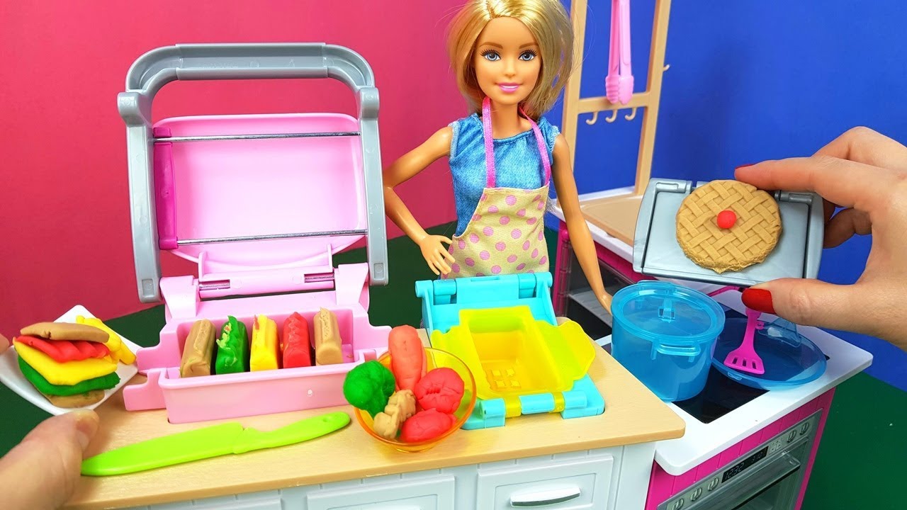 Tia Fla Prepara Um Jantar Delicioso Para Produção Na Cozinha Da Barbie.  Será Que Ele Gostou? 